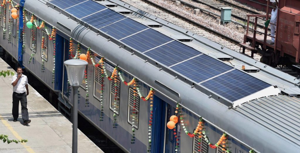 trenes en India con paneles solares