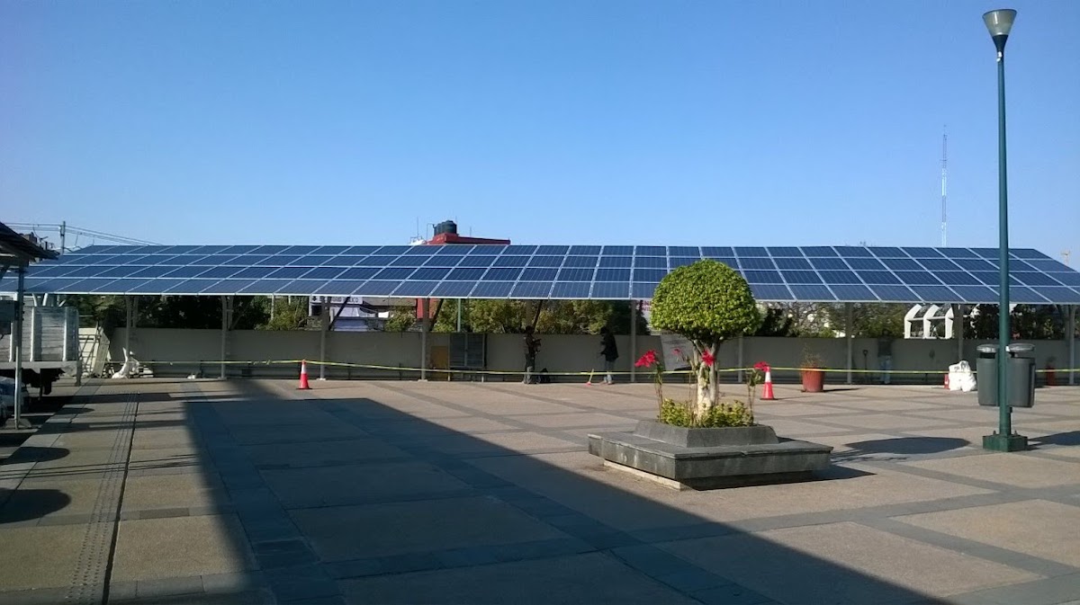 paneles solares instalados en techo por Suncore de inmueble en México