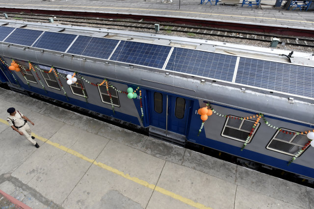 trenes demu en India con paneles solares