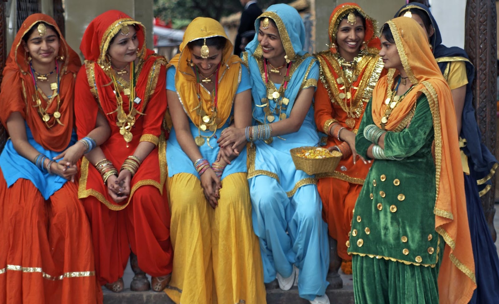 mujeres en india cobran la luz