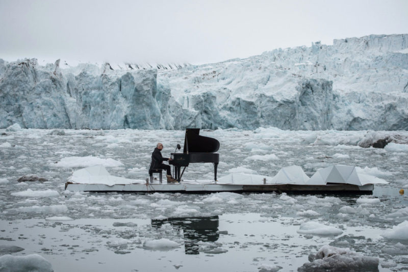 pianista eiunadi toca en el Ártico