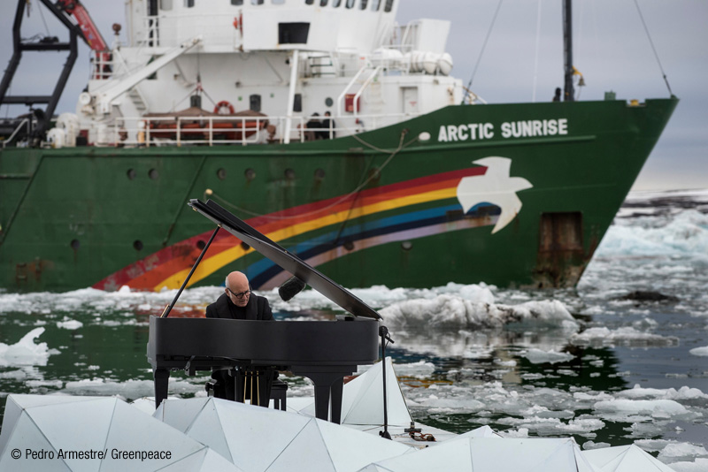 pianista eiunadi toca en el Ártico