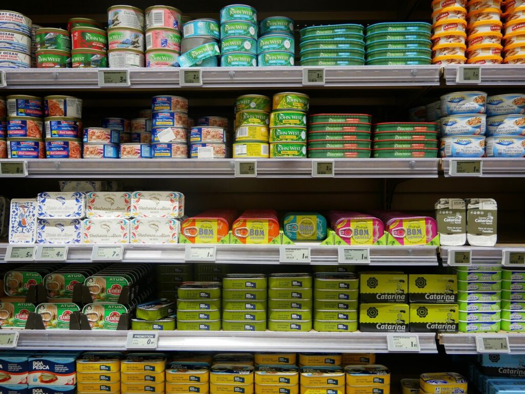 latas de atún en el supermercado