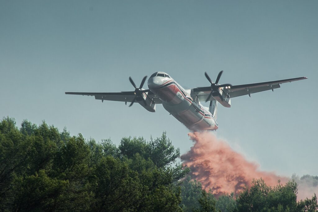avión apagando incendio forestal