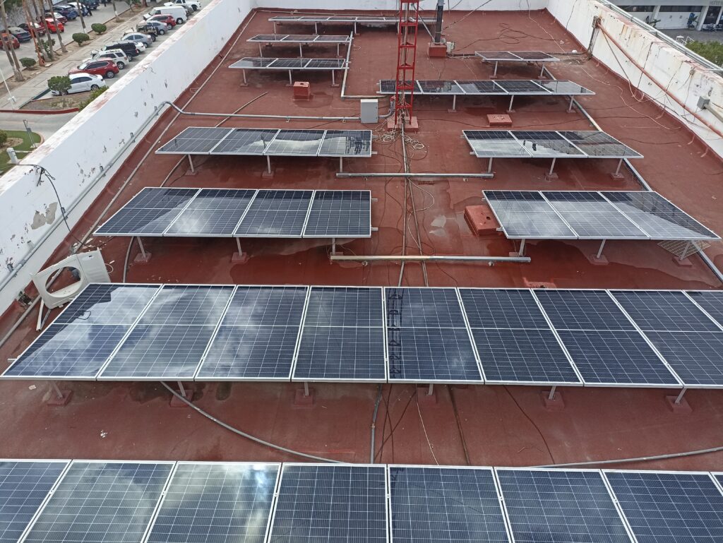 Si estás considerando la instalación de paneles solares en tu hogar, es natural que te preguntes cuánto tiempo tardará el proceso. La duración de la instalación puede variar dependiendo de varios factores, como el tamaño del sistema, la complejidad de la ubicación y el equipo de instalacion. Descubre con nosotros en Suncore todo loq ue necesitas saber sobre el proceso de instalación de paneles solares y el tiempo estimado que puede tomar, para que puedas planificar adecuadamente tu transición hacia la energía solar.Pasos del proceso de instalación de sistemas de paneles solares ¿Cuánto  tiempor tarda? Evaluación inicial y diseño del sistema Descripción: Un experto en energía solar evaluará tu hogar y diseñará un sistema solar personalizado según tus necesidades energéticas. Duración estimada: 1 a 2 semanas. Obtención de permisos y autorizaciones Descripción: Se deben obtener los permisos necesarios ante las autoridades locales y la Comisión Federal de Electricidad (CFE) para asegurar la legalidad de la instalación. Duración estimada: 2 a 4 semanas. Preparación del sitio Descripción: Se realizan las adecuaciones necesarias en el techo o terreno para recibir los paneles solares. Duración estimada: 1 a 2 días. Instalación de los paneles y equipos Descripción: Un equipo de instaladores certificados monta los paneles solares, inversores y demás equipos. Duración estimada: 1 a 3 días, dependiendo del tamaño del sistema Conexión a la red eléctrica Descripción: Se coordina con la CFE para conectar el sistema solar a la red eléctrica y obtener el permiso de interconexión. Duración estimada: 2 a 4 semanas Puesta en marcha y pruebas Descripción: Una vez completada la instalación, se pone en marcha el sistema solar y se realizan pruebas para asegurar su correcto funcionamiento. Duración estimada: 1 día En total, el proceso de instalación de paneles solares en un hogar puede tomar entre 6 y 12 semanas, dependiendo de la complejidad del proyecto y la disponibilidad de los permisos y autorizaciones requeridos, por supuesto, esto conciderenado que no se encientren contratiempos y la cantidad de paneles solares necesarios para cumplir con las nececidades energeticas de cada proyecto.  Factores que afectan el tiempo de instalación Tamaño del sistema: Los sistemas solares más grandes pueden requerir más tiempo de instalación. Ubicación y acceso: La facilidad de acceso al sitio de instalación y la complejidad de la estructura del techo pueden afectar la duración del proceso. Disponibilidad de equipos: La disponibilidad de los paneles solares, inversores y demás equipos necesarios puede influir en el tiempo de instalación. Clima: Las condiciones climáticas adversas, como lluvias o vientos fuertes, pueden retrasar la instalación. La instalación de paneles solares en un hogar típicamente toma entre 6 y 12 semanas, dependiendo de varios factores. Si bien el proceso puede parecer extenso, es importante recordar que, una vez completado, tu sistema solar generará energía limpia y asequible durante décadas. Al trabajar con un proveedor de servicios solares confiable y experimentado, puedes asegurarte de que la instalación se realice de manera eficiente y sin contratiempos. Si estás listo para dar el primer paso hacia la energía solar, no dudes en contactar con uno de nuestros expertos para obtener una estimación personalizada del tiempo de instalación y comenzar tu transición hacia un futuro más sostenible. Ahora lee: Comparativa de marcas de paneles solares en México ¿Conviene instalar paneles solares en mi negocio? Paneles solares: ¿De colores o clásicos?