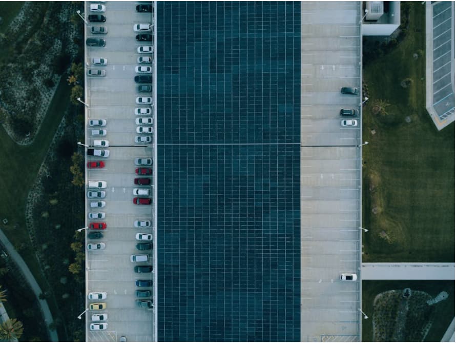 Convierte tu estacionamiento en una fuente de energía con paneles solares fotovoltaicos, y descubre el poder de la energía verde.