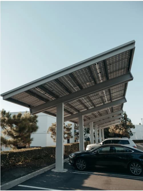 Convierte tu estacionamiento en una fuente de energía con paneles solares fotovoltaicos, y descubre el poder de la energía verde.