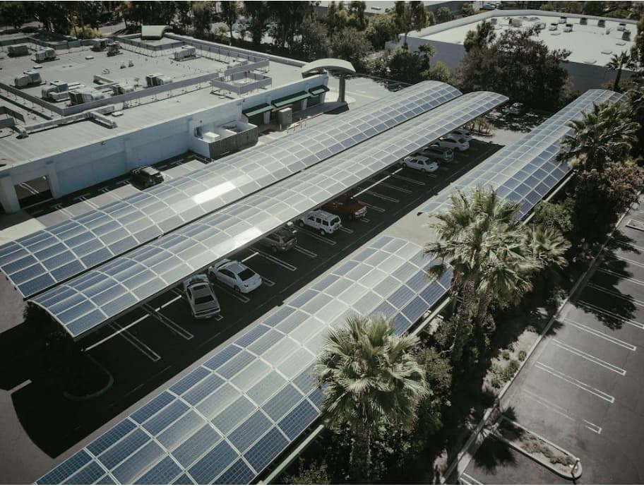 carro eléctrico con paneles solares