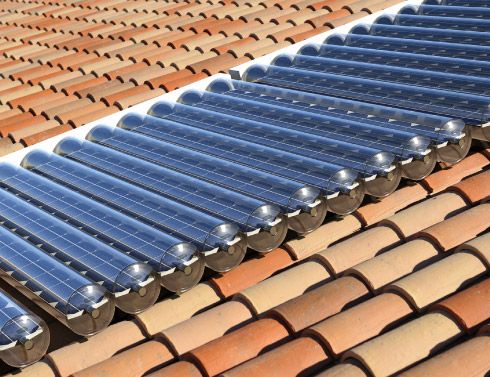 Calentadores solares instalados en tejado de casa