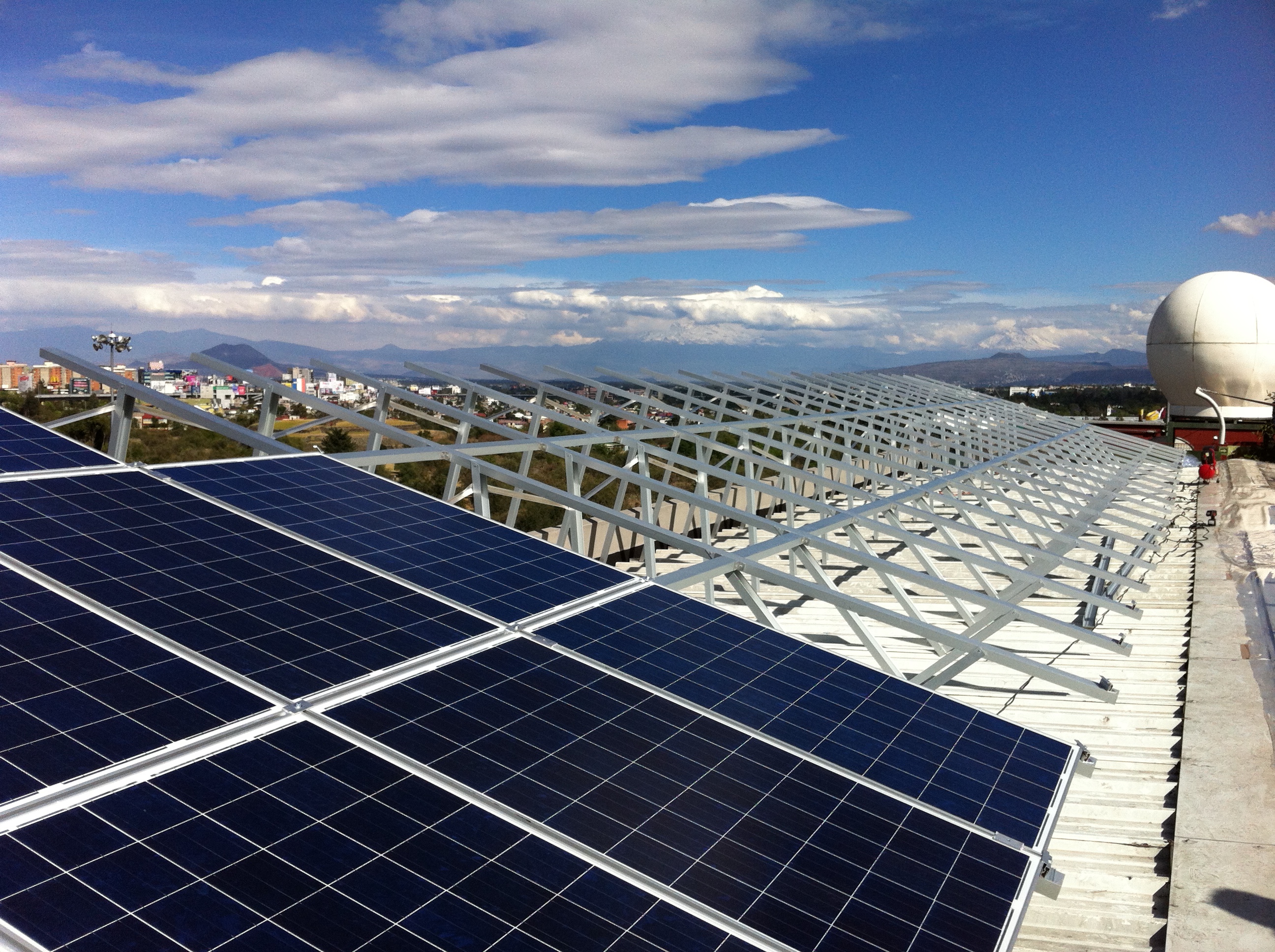 Paneles solares instalados por Suncore, compañía líder de energía solar en México