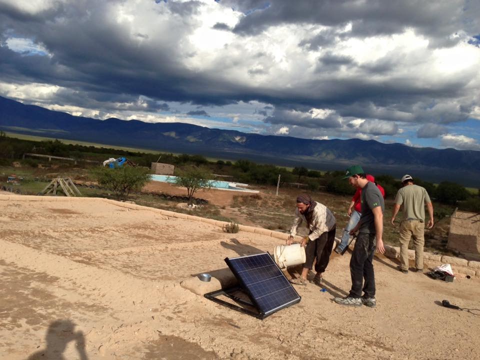 hombres trabajando con un panel solar en un terreno en México