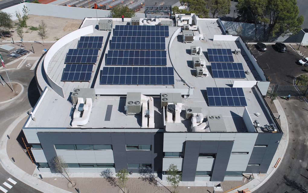 Edificio con paneles solares instalados en el techo