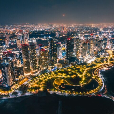 Vista nocturna de la Ciudad de México iluminada