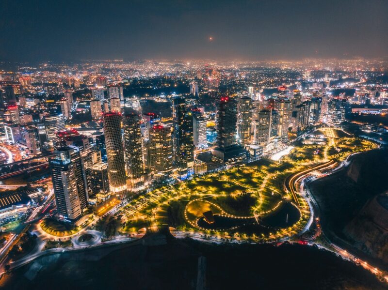 Vista nocturna de la Ciudad de México iluminada