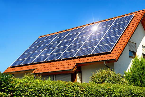 Tejado de casa con paneles de Canadian Solar instalados, una de las marcas más populares de paneles solares en el mercado.