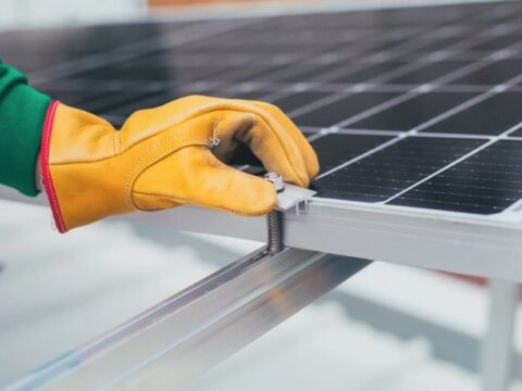 paneles solares y días nublados