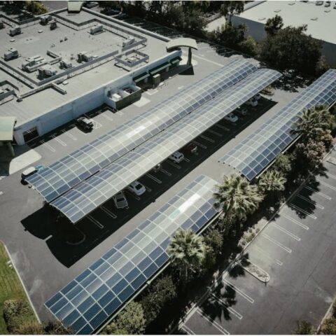 Convierte tu estacionamiento en una fuente de energía con paneles solares fotovoltaicos, y descubre el poder de la energía verde.