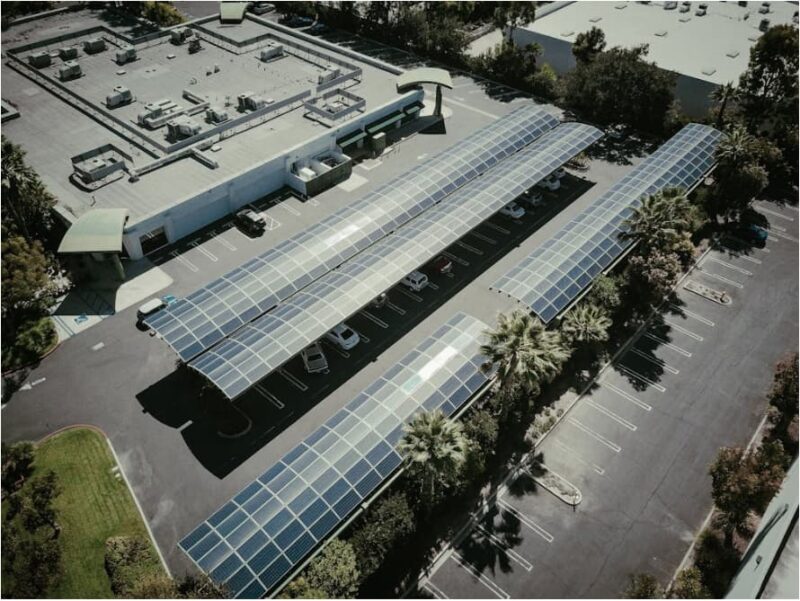 Convierte tu estacionamiento en una fuente de energía con paneles solares fotovoltaicos, y descubre el poder de la energía verde.