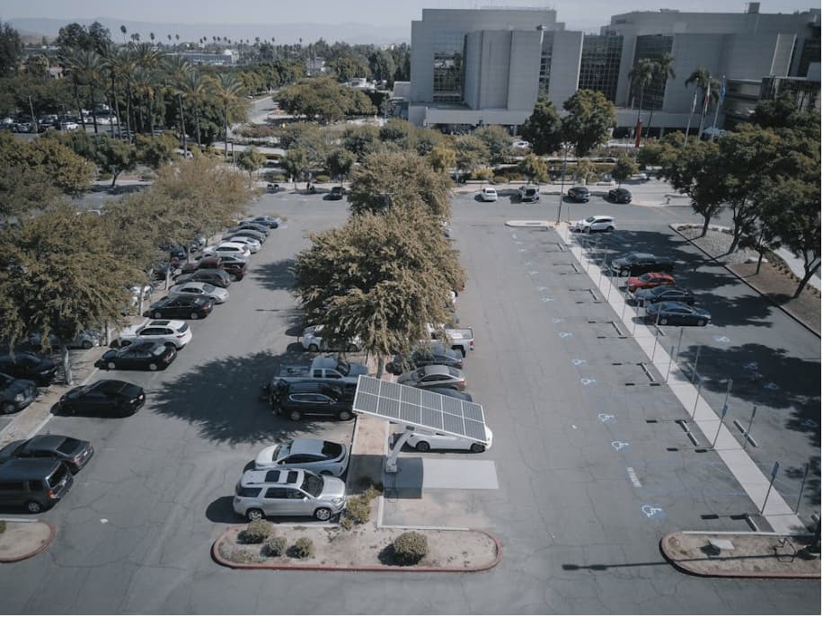 carro eléctrico con paneles solares